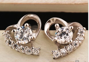 Fashionable silver earring